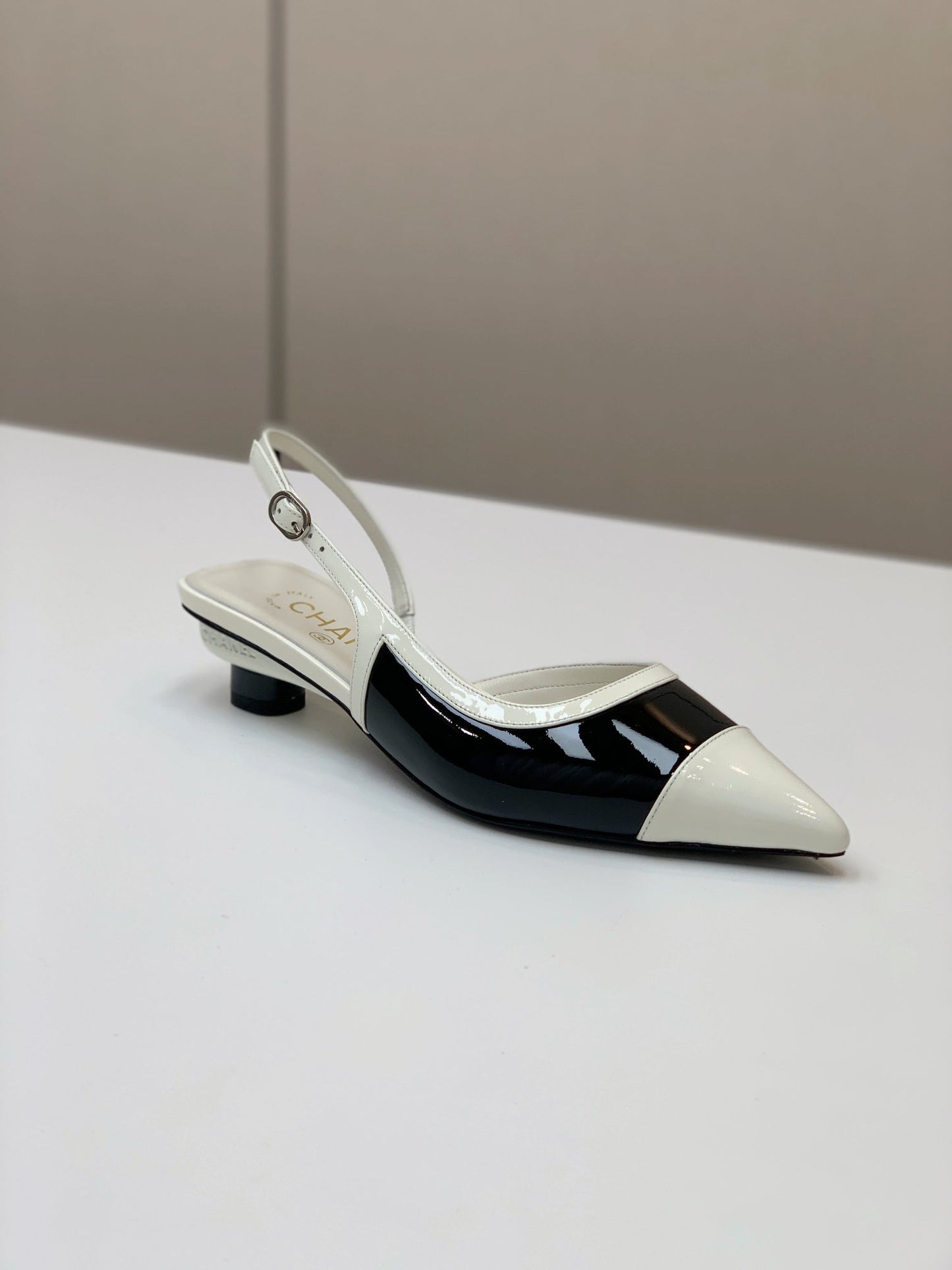 CC 26s Slingback 3.5cm White Black Patent Calfskin 792593