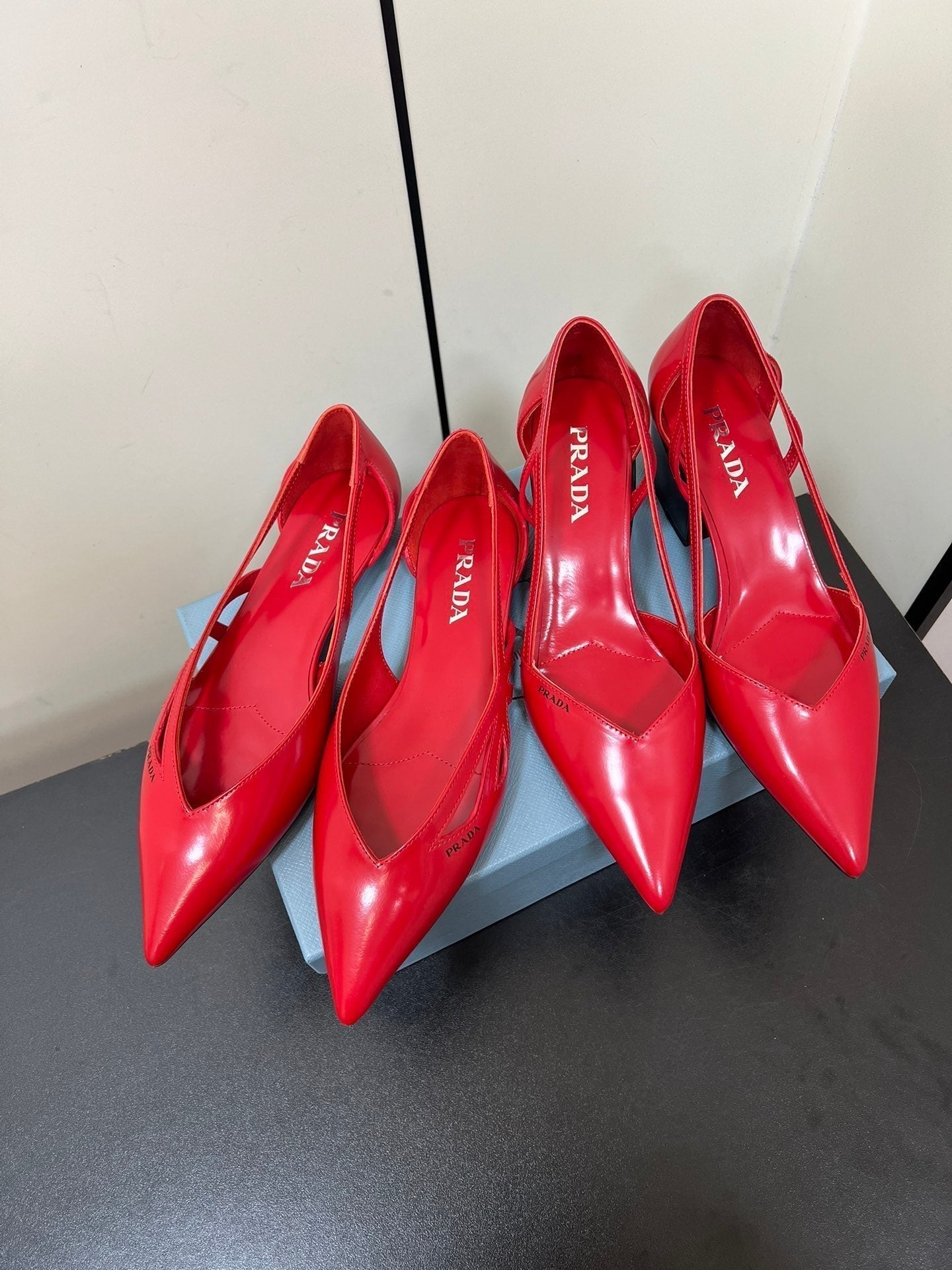 BRUSHED CUT-OUT BALLERINA FLAT IN RED CALFSKIN