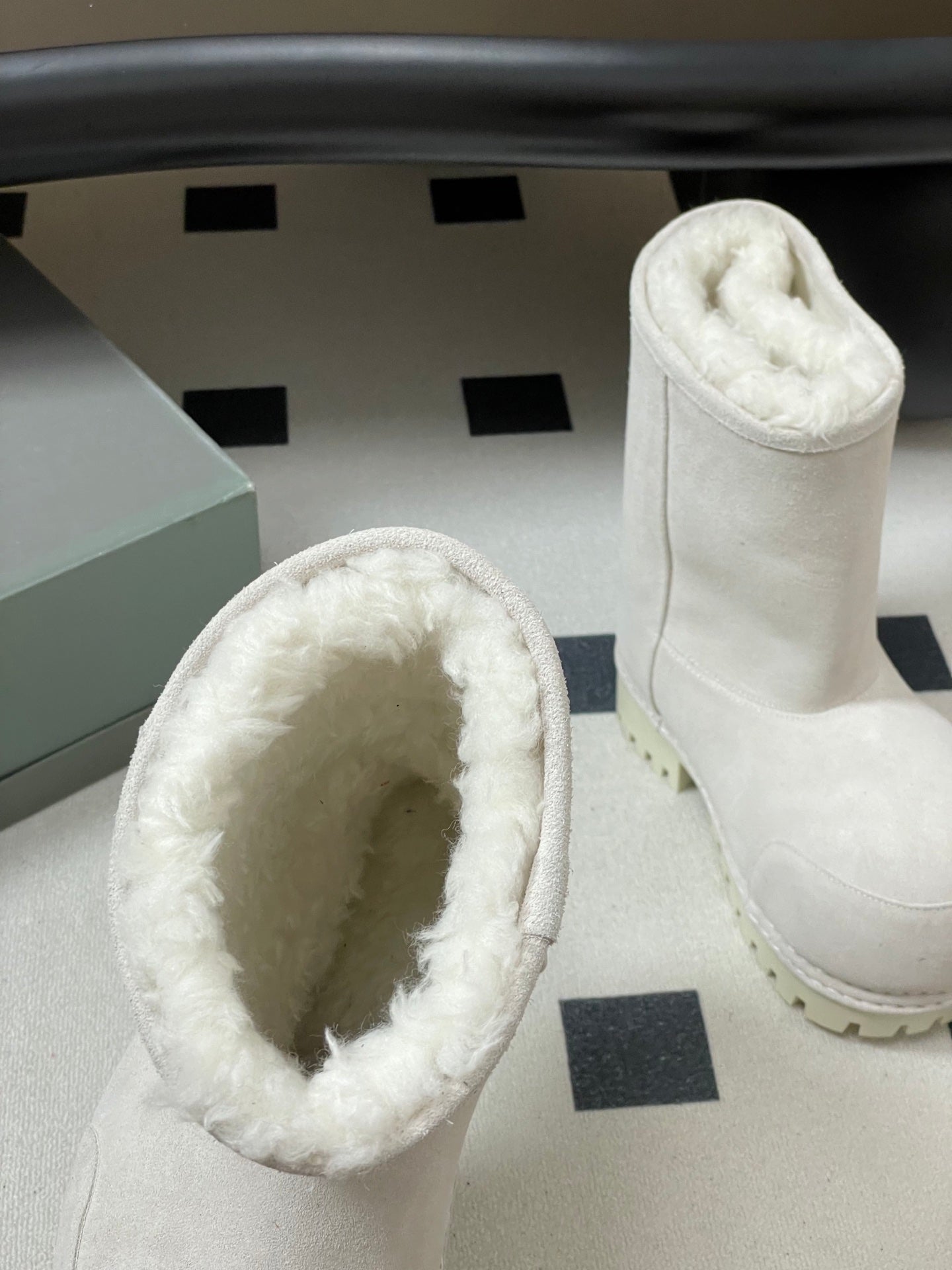 Balenciaga Low Snow Boots White Suede 535035