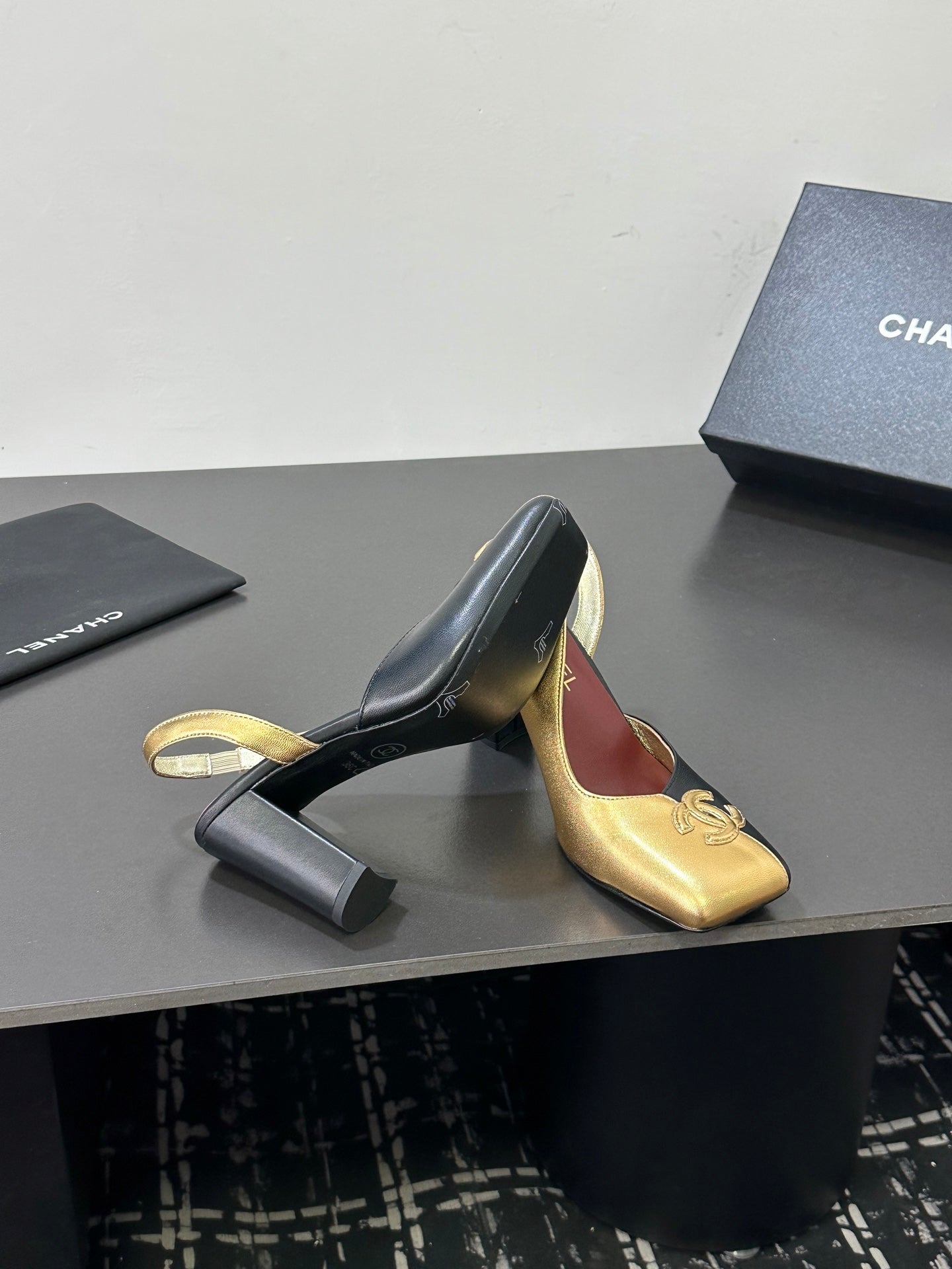 CC 26ss Slingback 6.5cm Gold Black Cowhide 668140