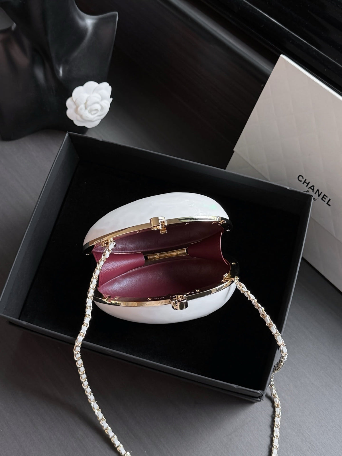 CC 26S Egg Minaudière Pearly 29cm White Composite