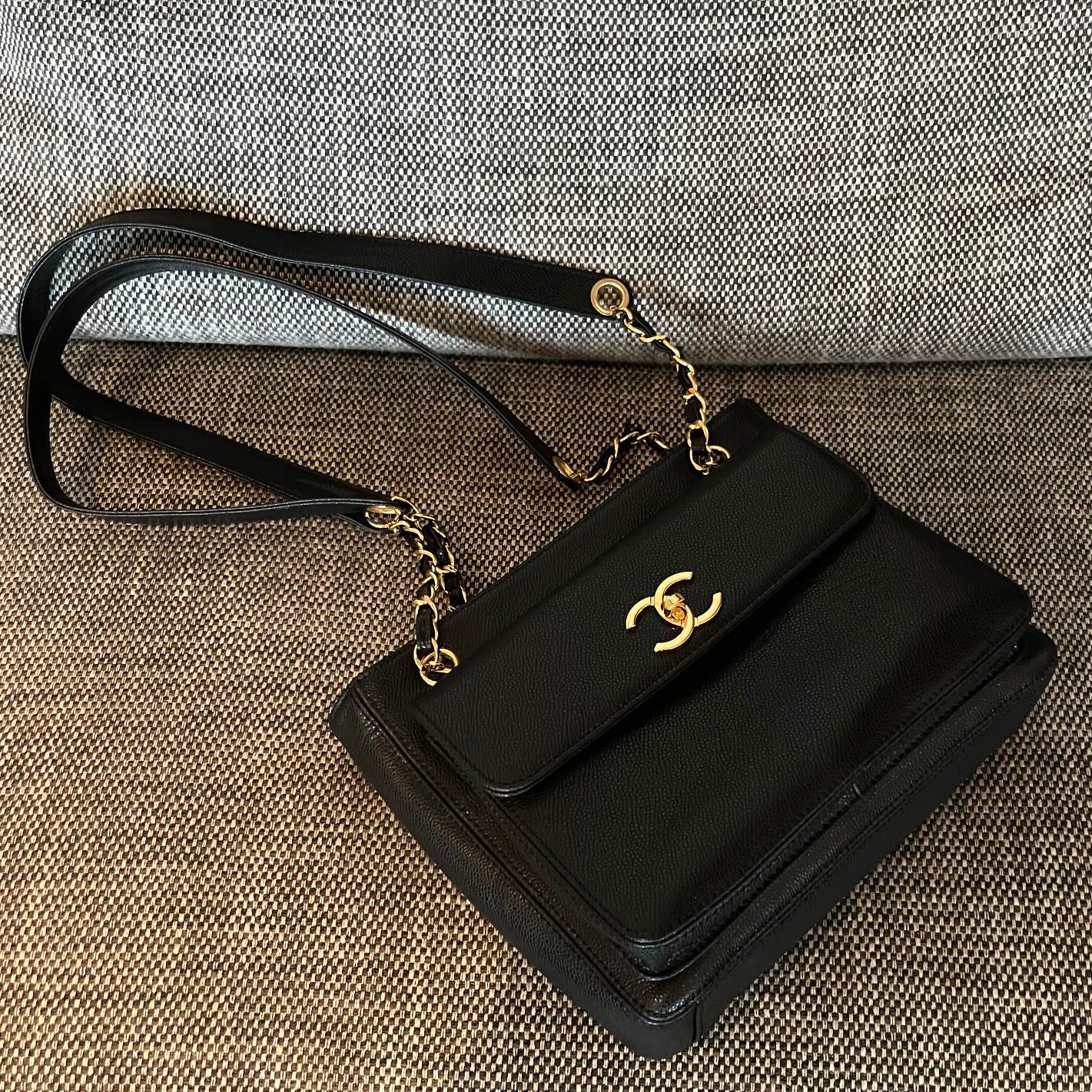CC Vintage Turn-Lock Tote Bag 26cm Black Caviar Leather