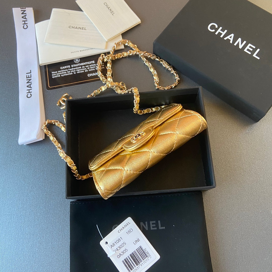 CC 24 Classic Wallet On Chain 11cm Golden Sheepskin  235161