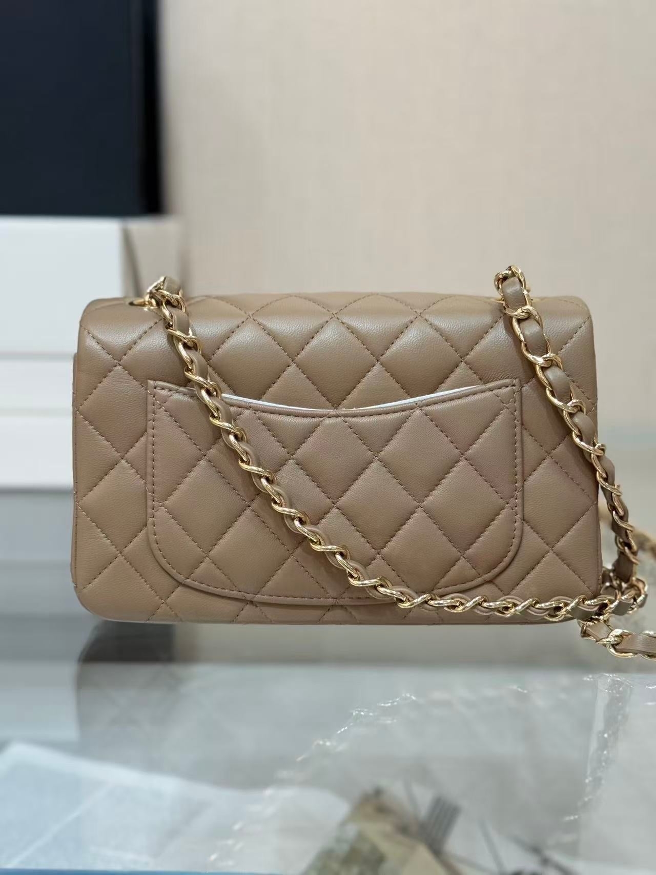 Medium Classic Flap Bag 23cm Light Beige Lambskin Gold Hardware