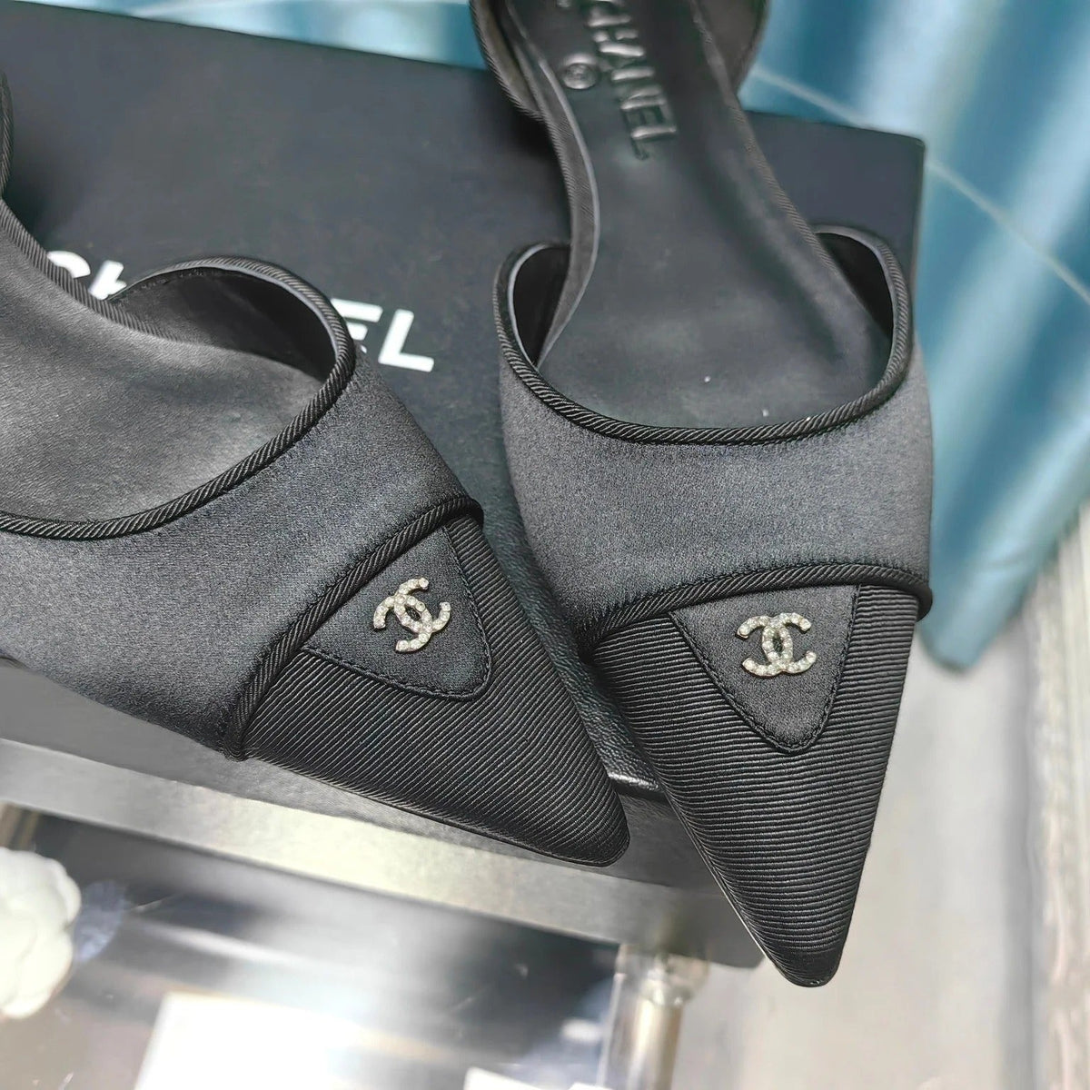 Chanel 26ss Retro Hollow-Out Pointed-Toe Vintage Black in Satin 712474