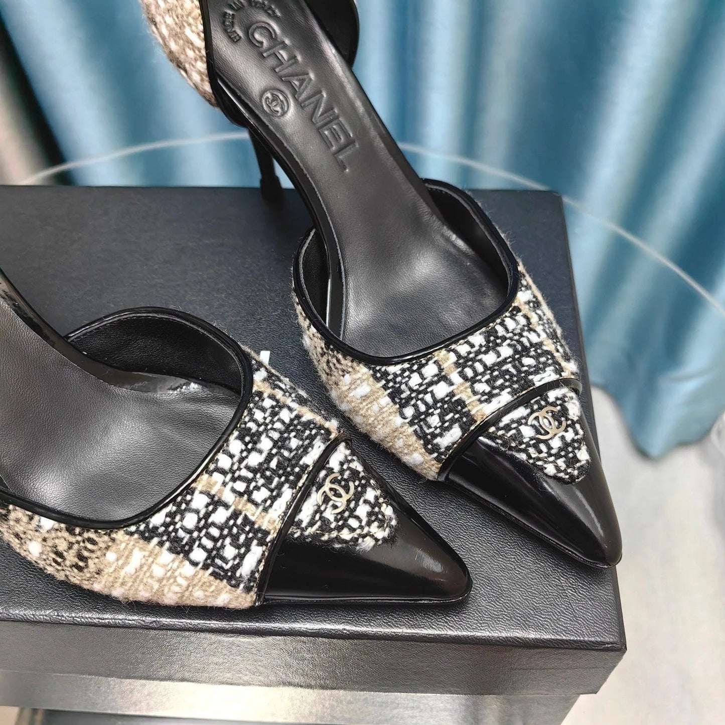 Chanel Pointed Toe Vintage High Heels 70mm Beige Black in Coarse wool fabric 712465