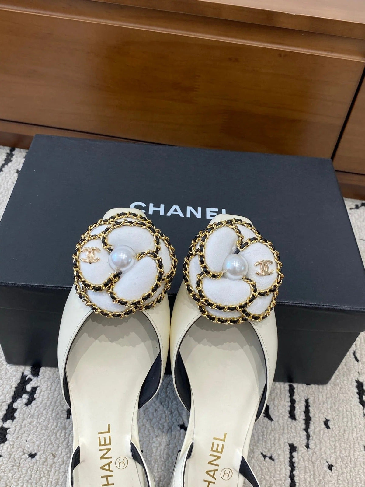 CC Classic Camellia Flat Slingback White Leather 729343