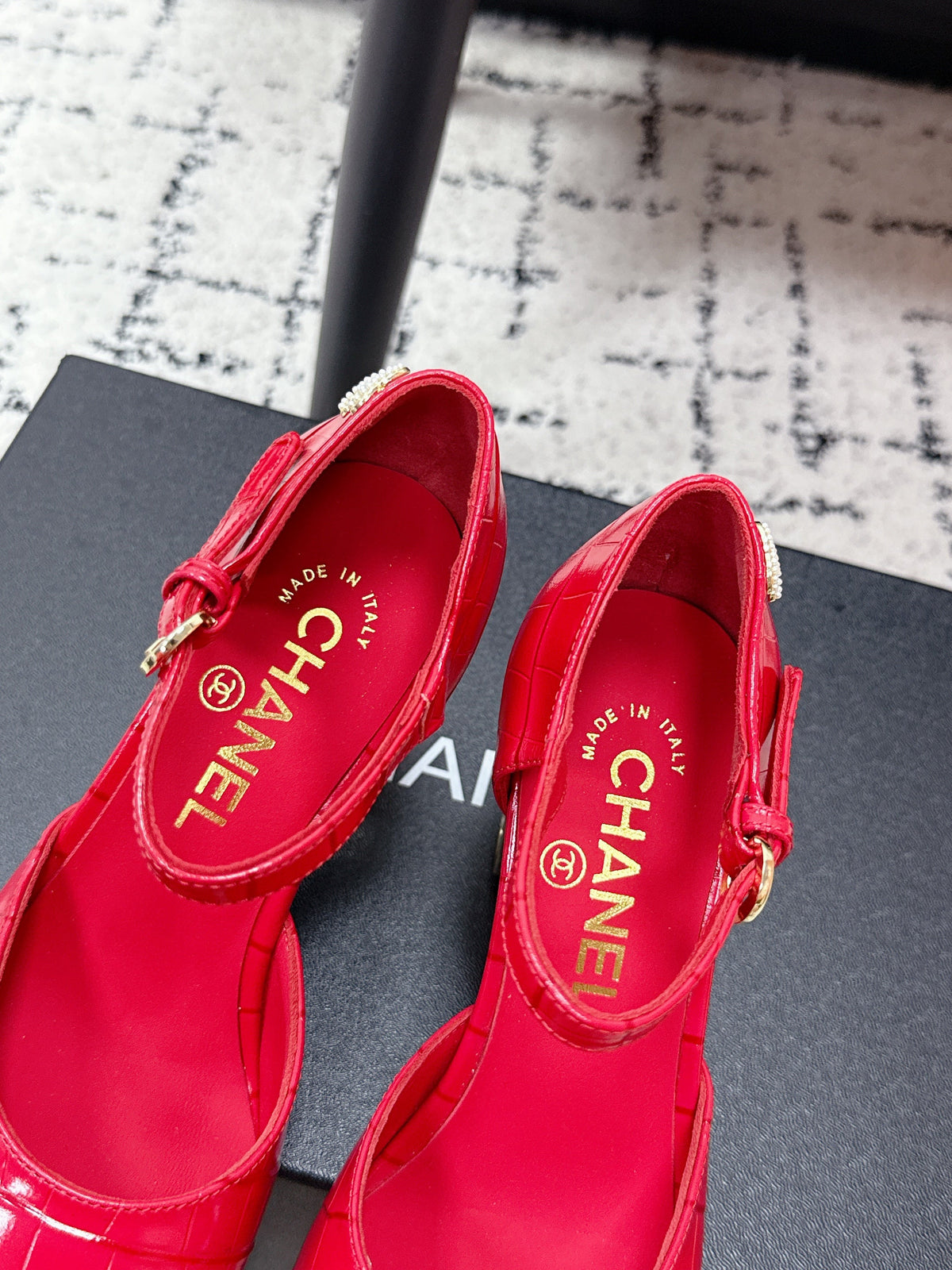 CC SS26 Mary Jane Pumps Black Red Crocodile Embossed Patent Calfskin 679022