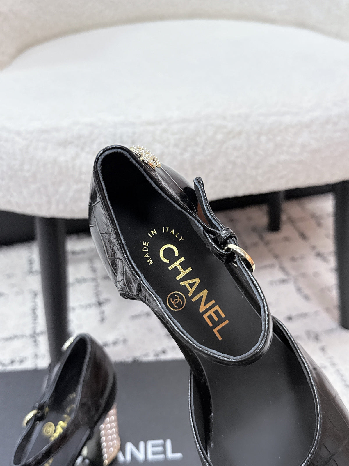 CC SS26 Mary Jane Pumps Black Crocodile Embossed Patent Calfskin 679023