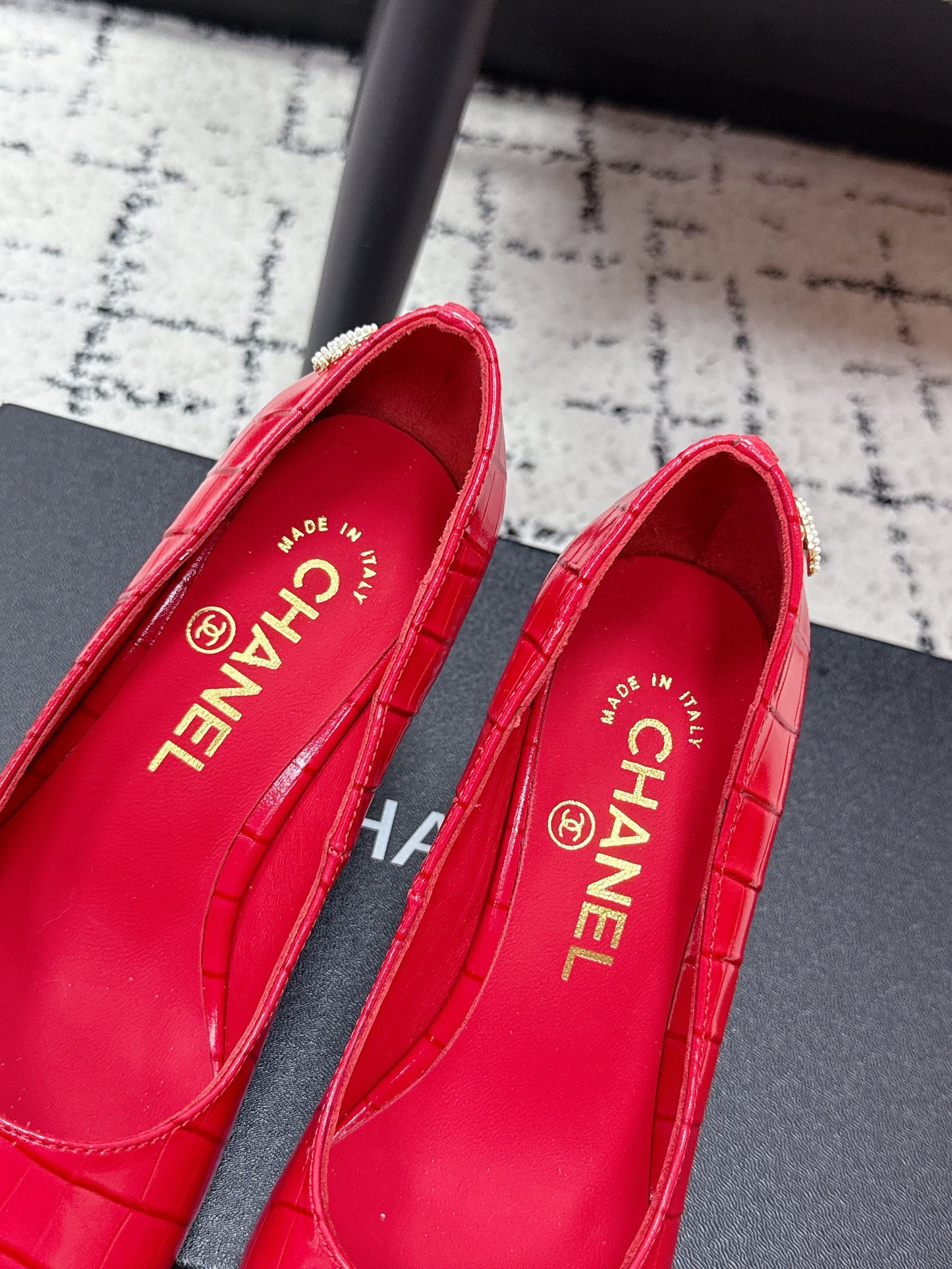 CC SS26 Pump Black Red Crocodile Embossed Patent Calfskin 679030