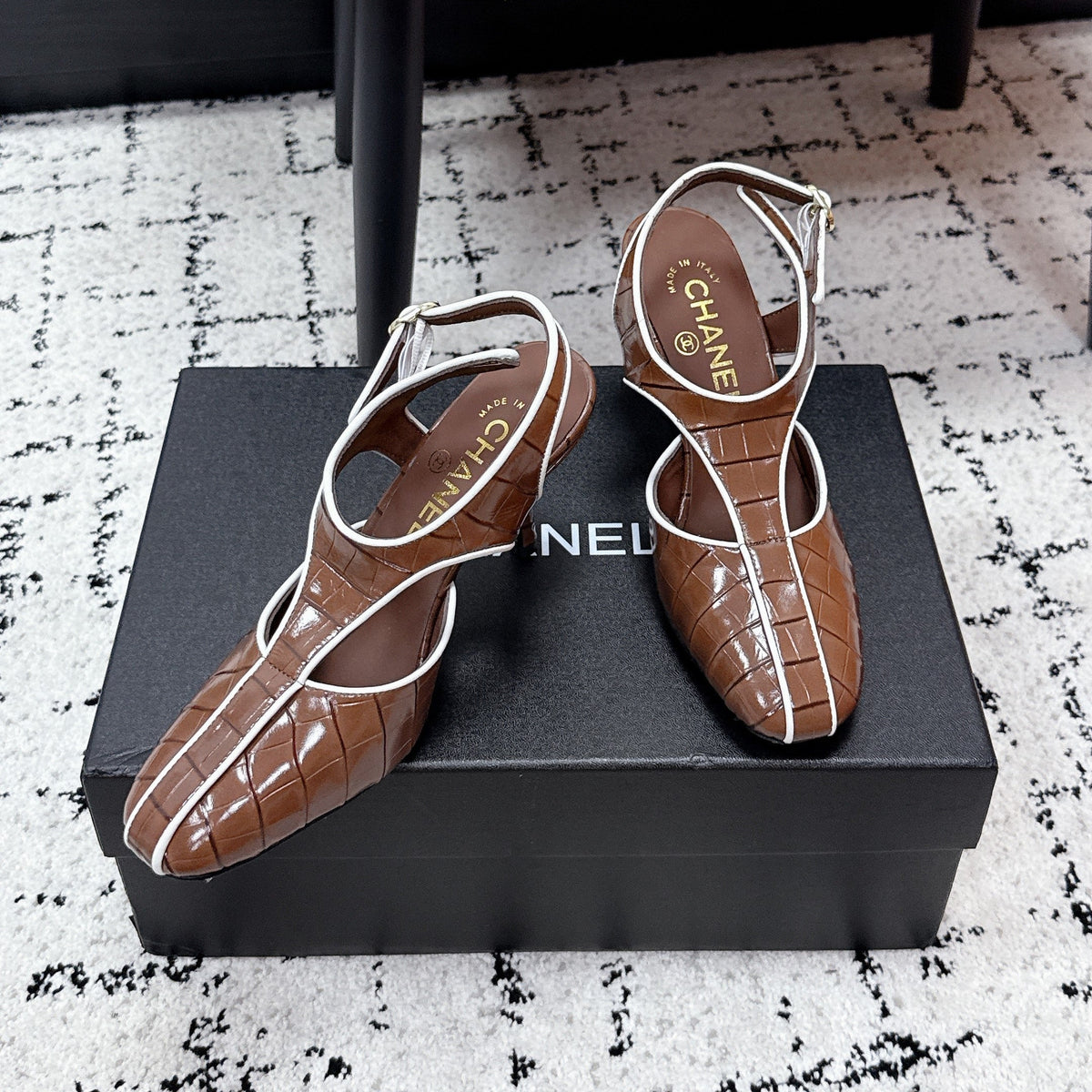 CC SS26 Slingbacks 9.5cm Brown White Crocodile Embossed Patent Calfskin 679036