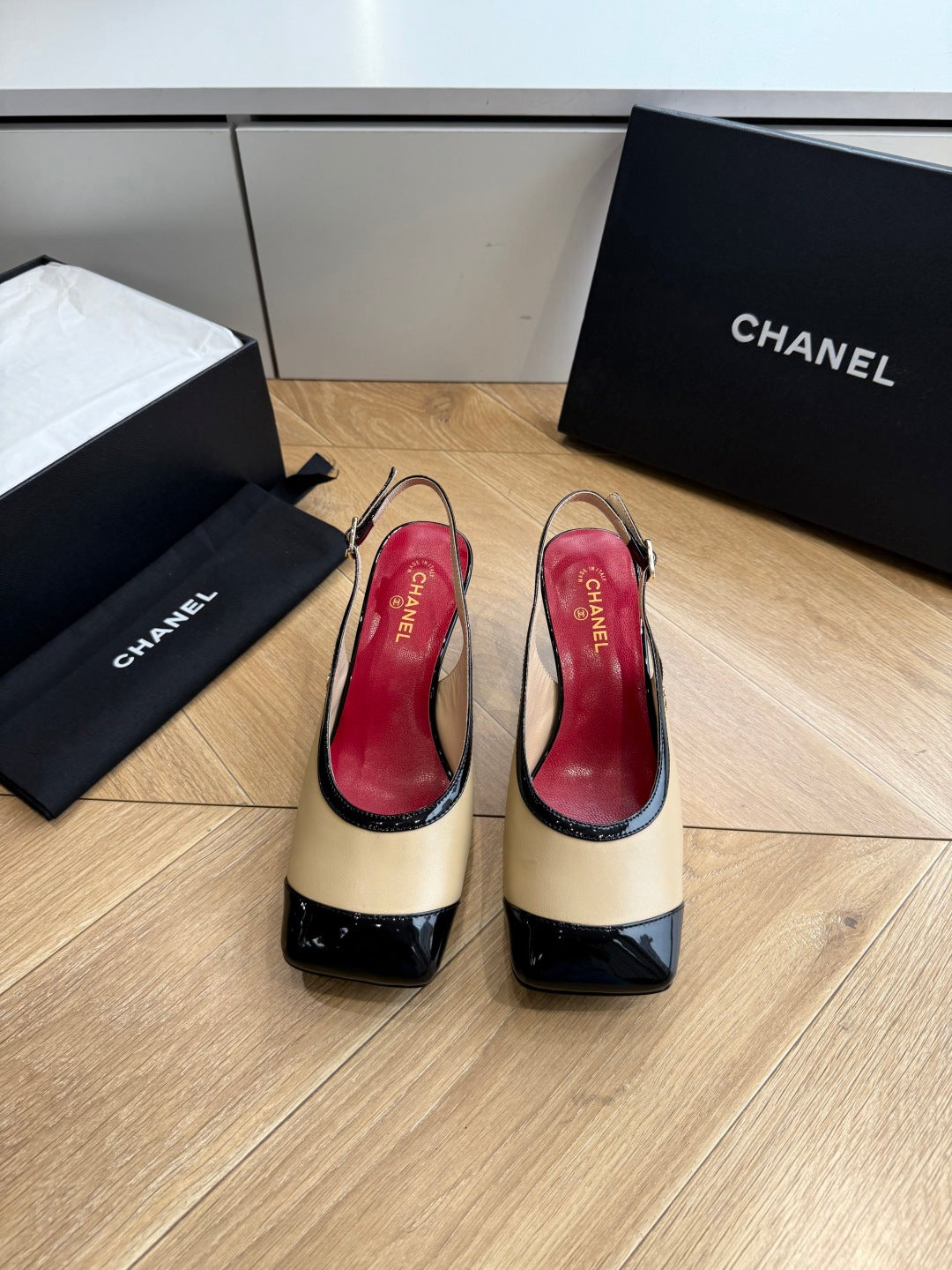 CC 26s Slingback Beige Black Patent Leather 933125