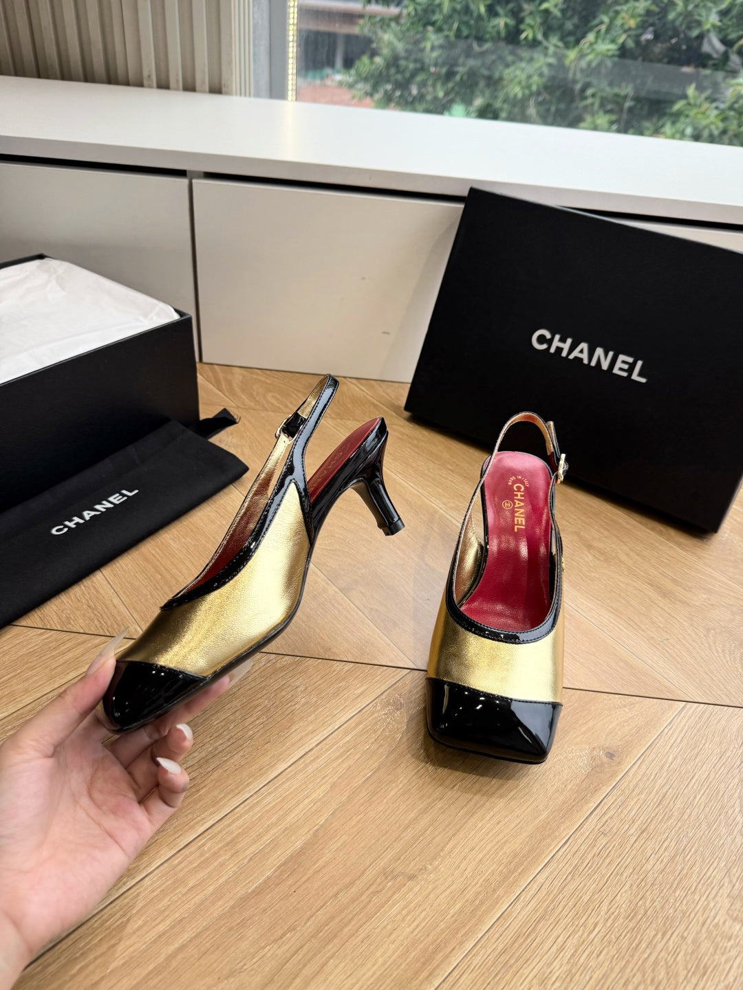 CC 26s Slingback Gold Black Patent Leather 933127