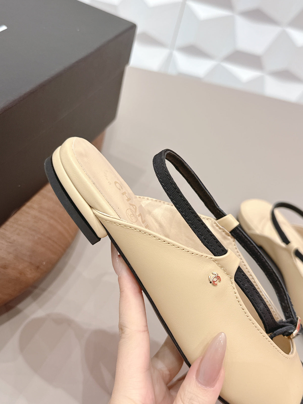 CC 26s Round-Toe Open-Back Flats Black Beige Fabric Leather 613255