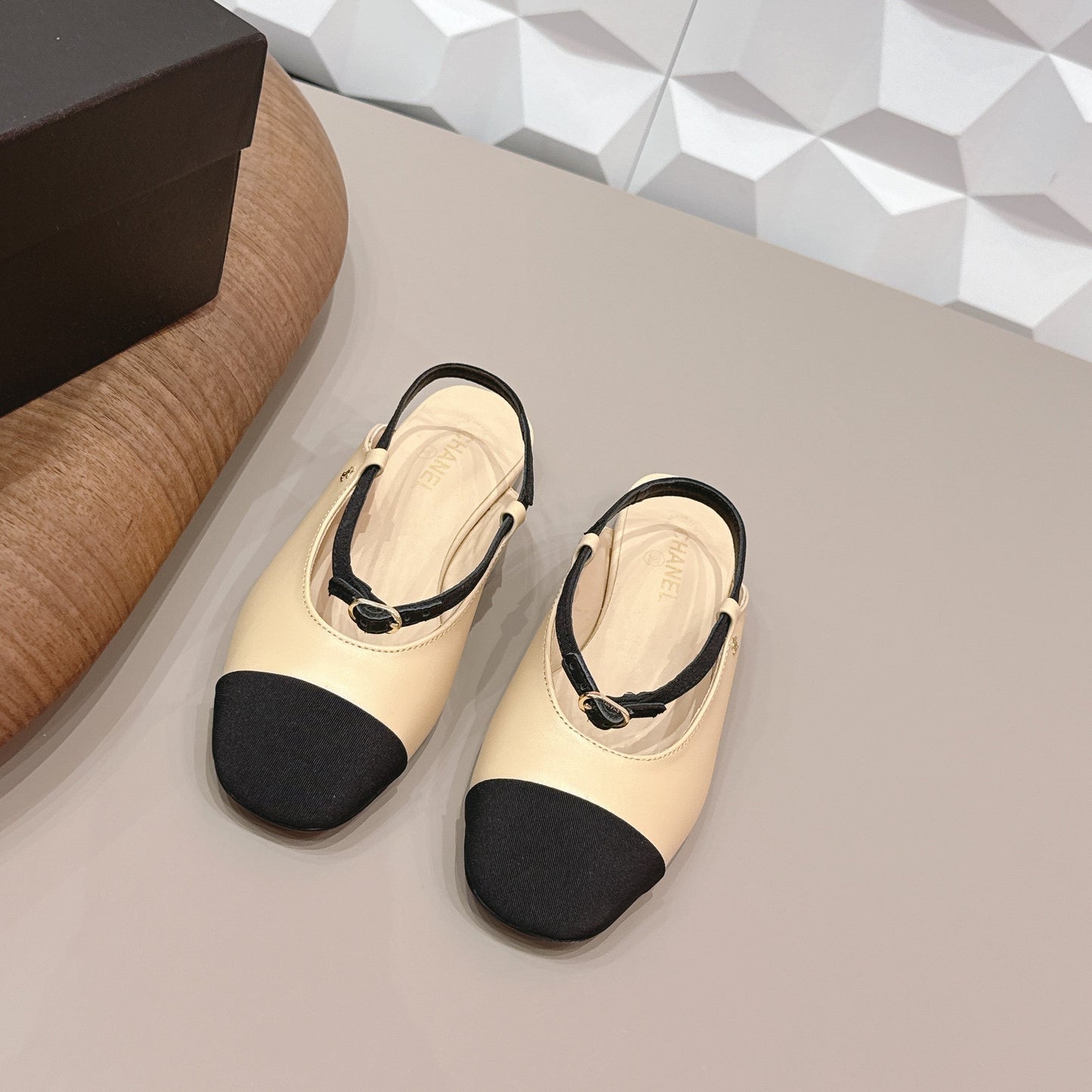CC 26s Round-Toe Open-Back Flats Black Beige Fabric Leather 613255