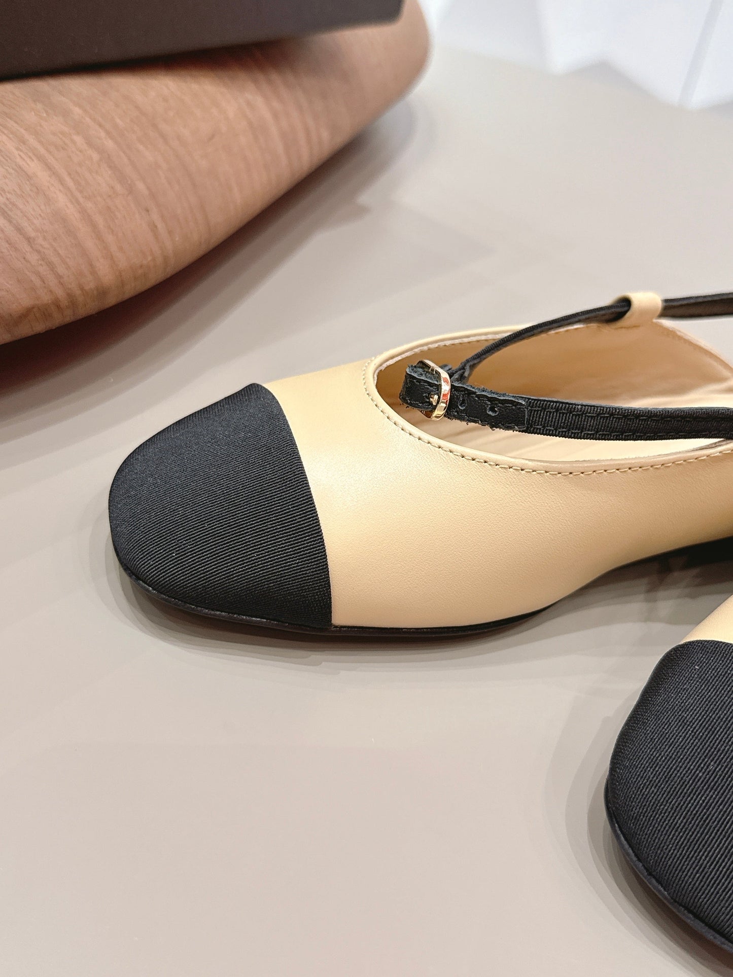 CC 26s Round-Toe Open-Back Flats Black Beige Fabric Leather 613255
