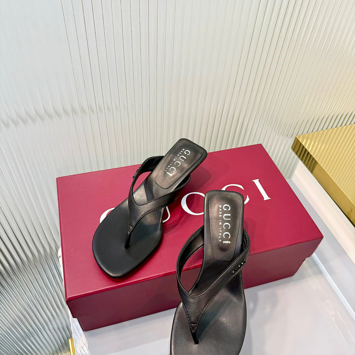 GG Vittoria Thong Sandals Black Leather 714887