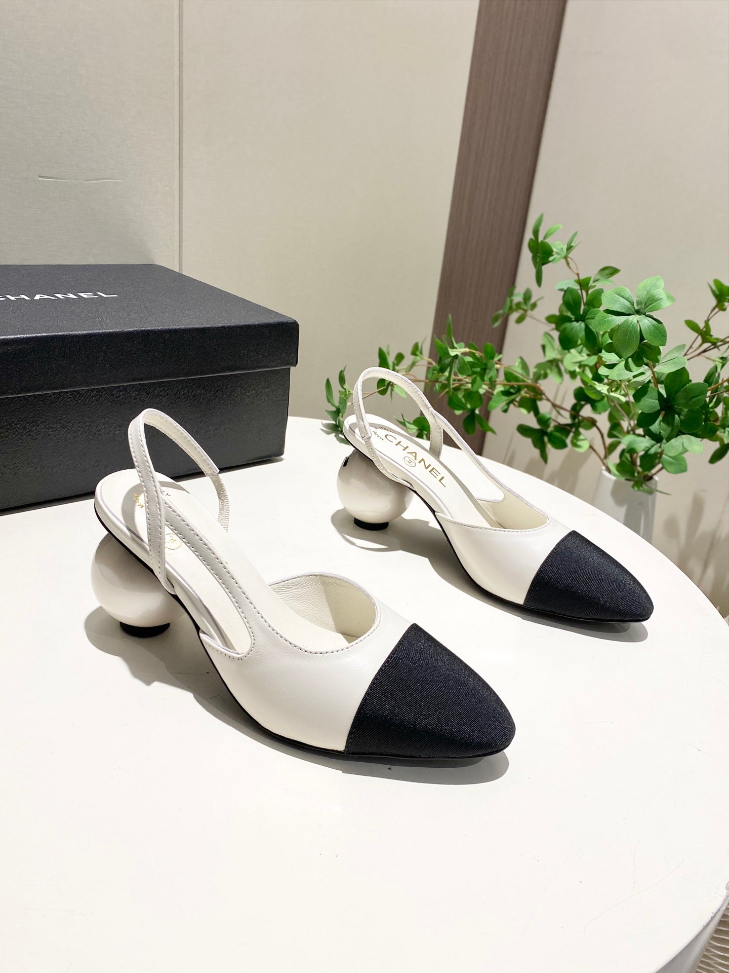 CC 26P Slingback Pearl-Shaped Heel 7cm Black White Leather 767269