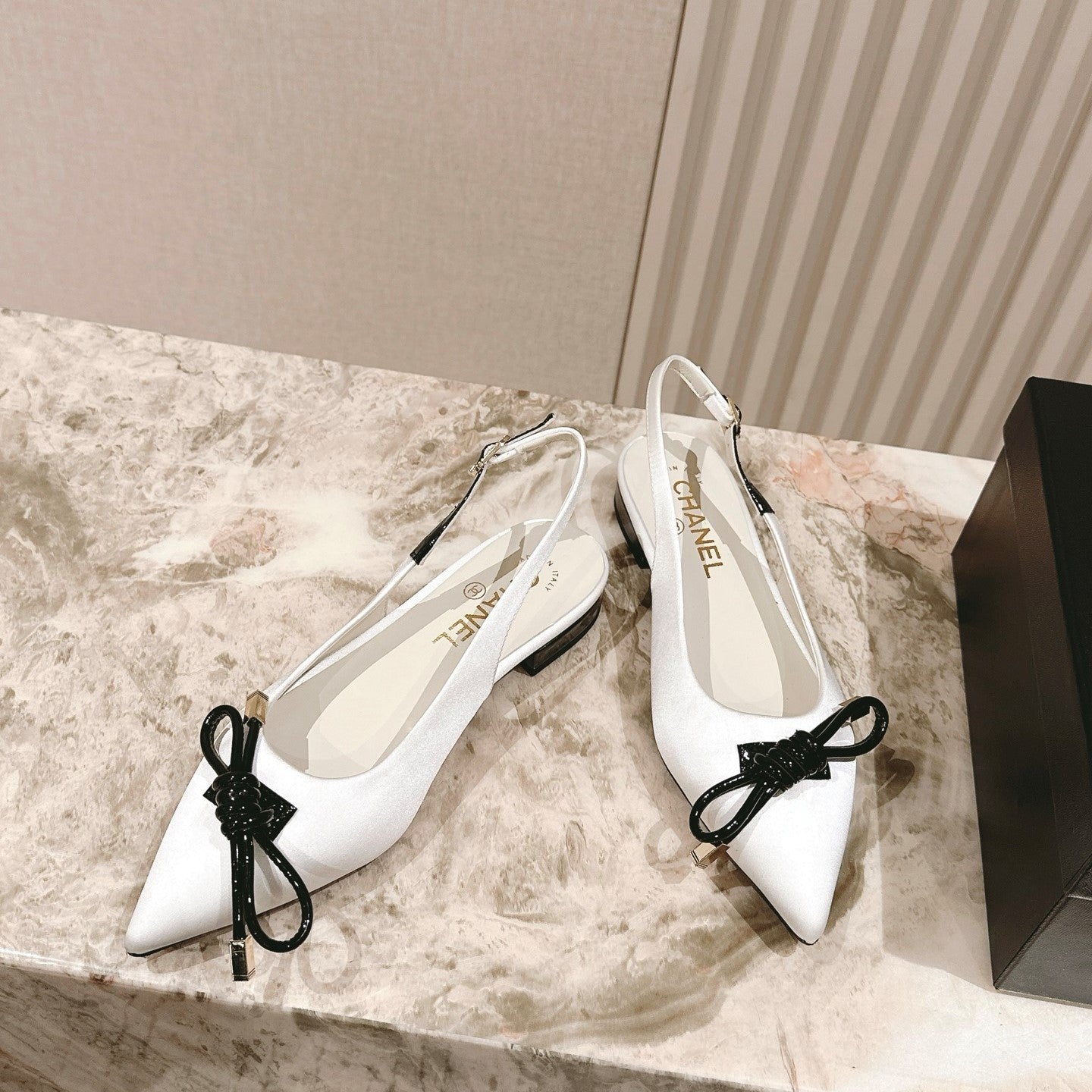CC 25ss Bow Tie Slingbacks 20mm White Satin & Patent Leather 447409