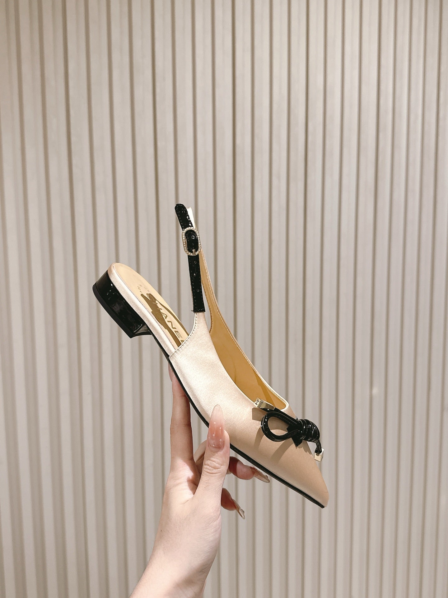 CC 25ss Bow Tie Slingbacks 20mm Beige Satin & Patent Leather 447410