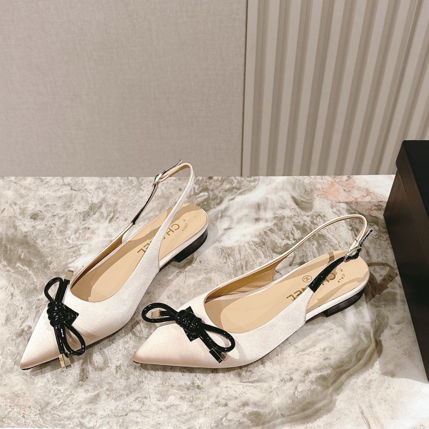 CC 25ss Bow Tie Slingbacks 20mm Beige Satin & Patent Leather 447410