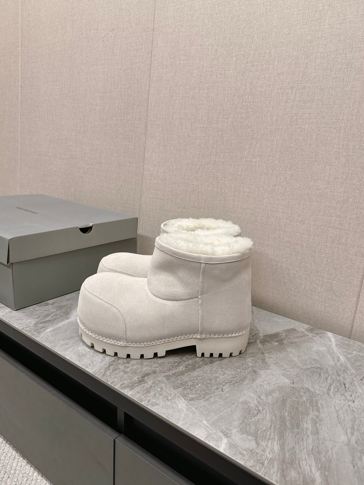 ALASKA BOOTIE IN WHITE SUEDE AND WOOL LINING