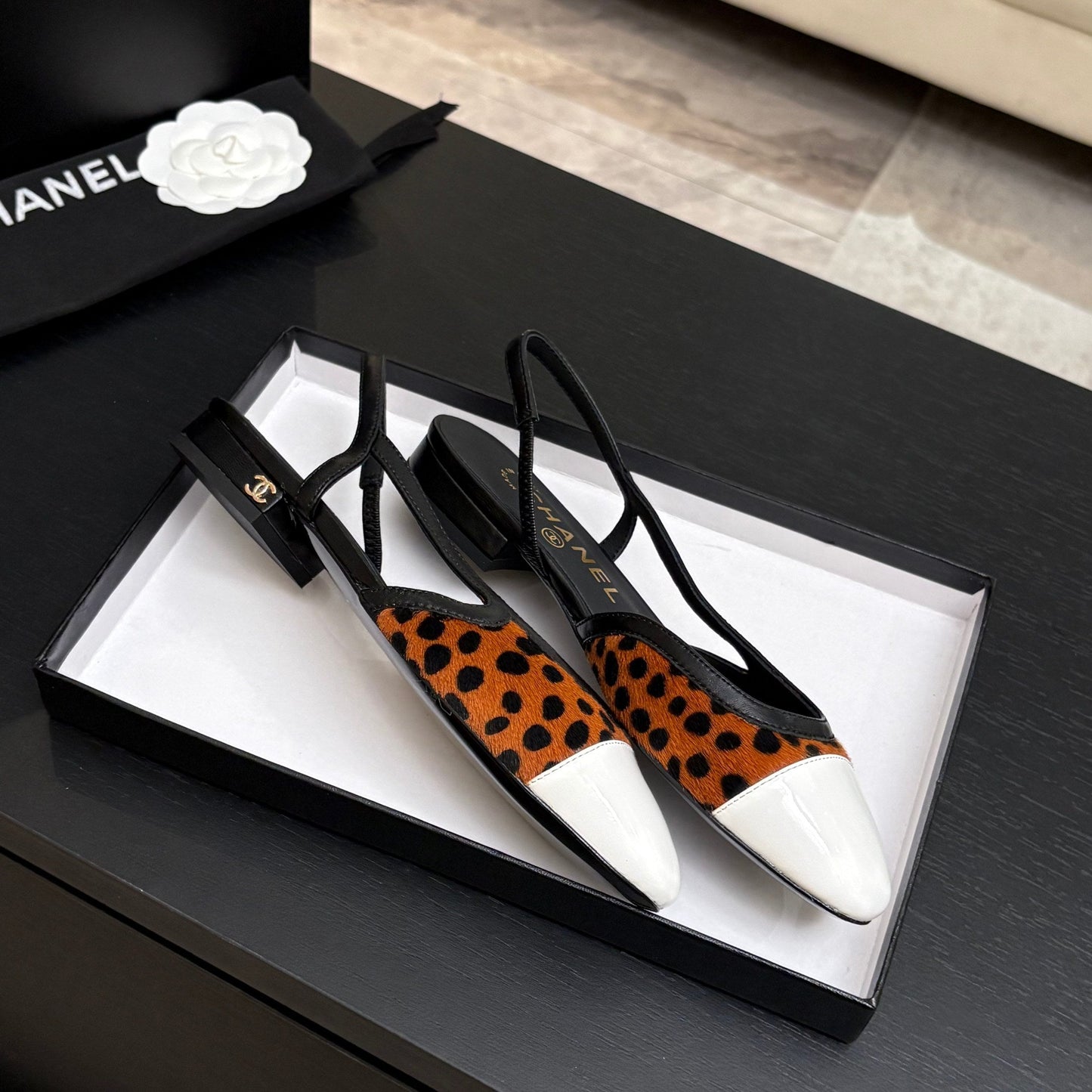 CC 26s Classic Slingback Flat Black Orange White Horsehair Patent Leather 907629