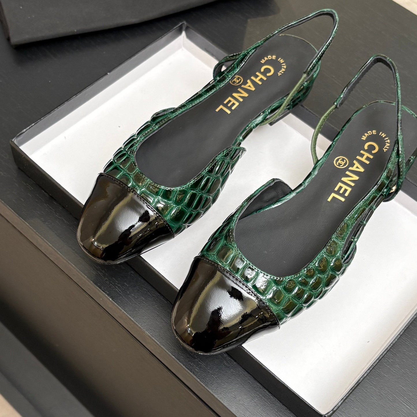 CC 26s Classic Slingback Flat Crocodile Embossed Patent Leather 907638