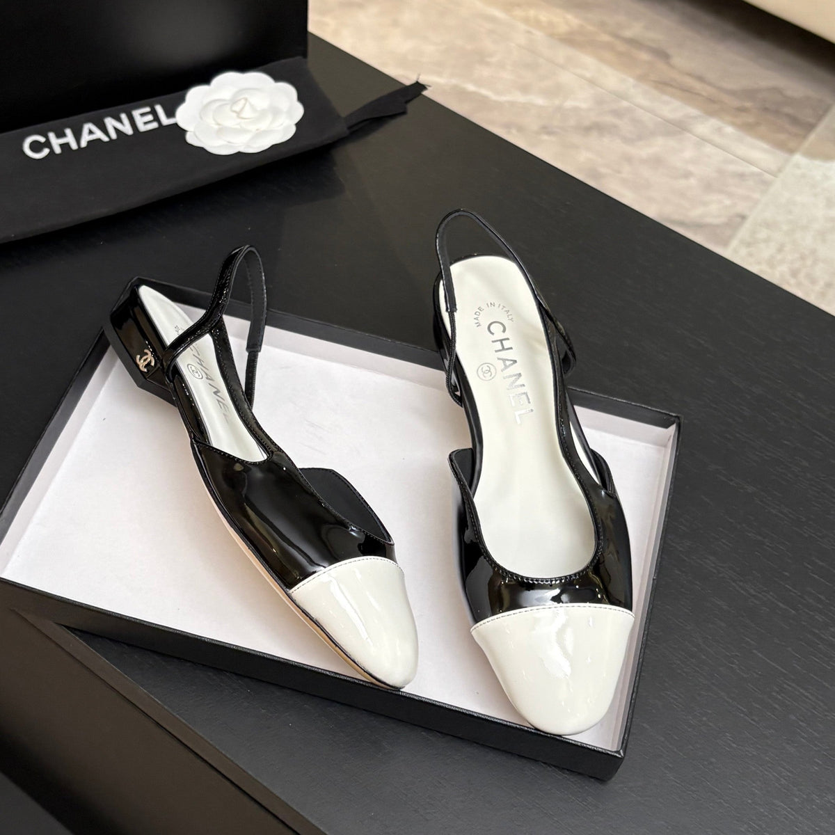 CC 26s Classic Slingback Flat White Black Patent Leather 907641