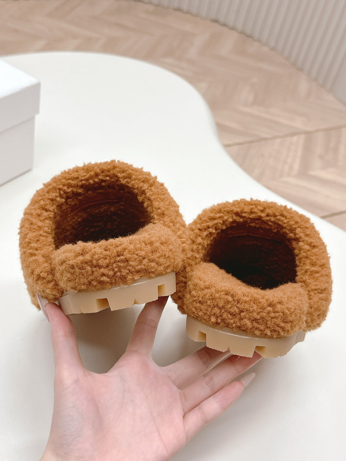 MULES ATTACHED TRIANGLE LOGO IN BRONZE BROWN SHEARLING