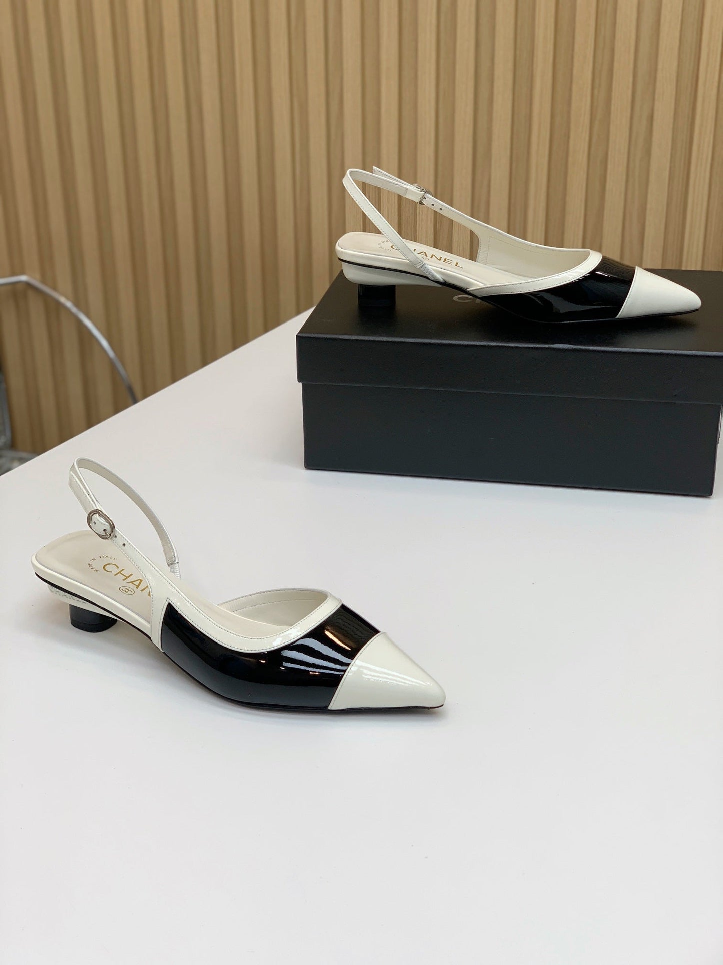 CC 26s Slingback 3.5cm White Black Patent Calfskin 792593