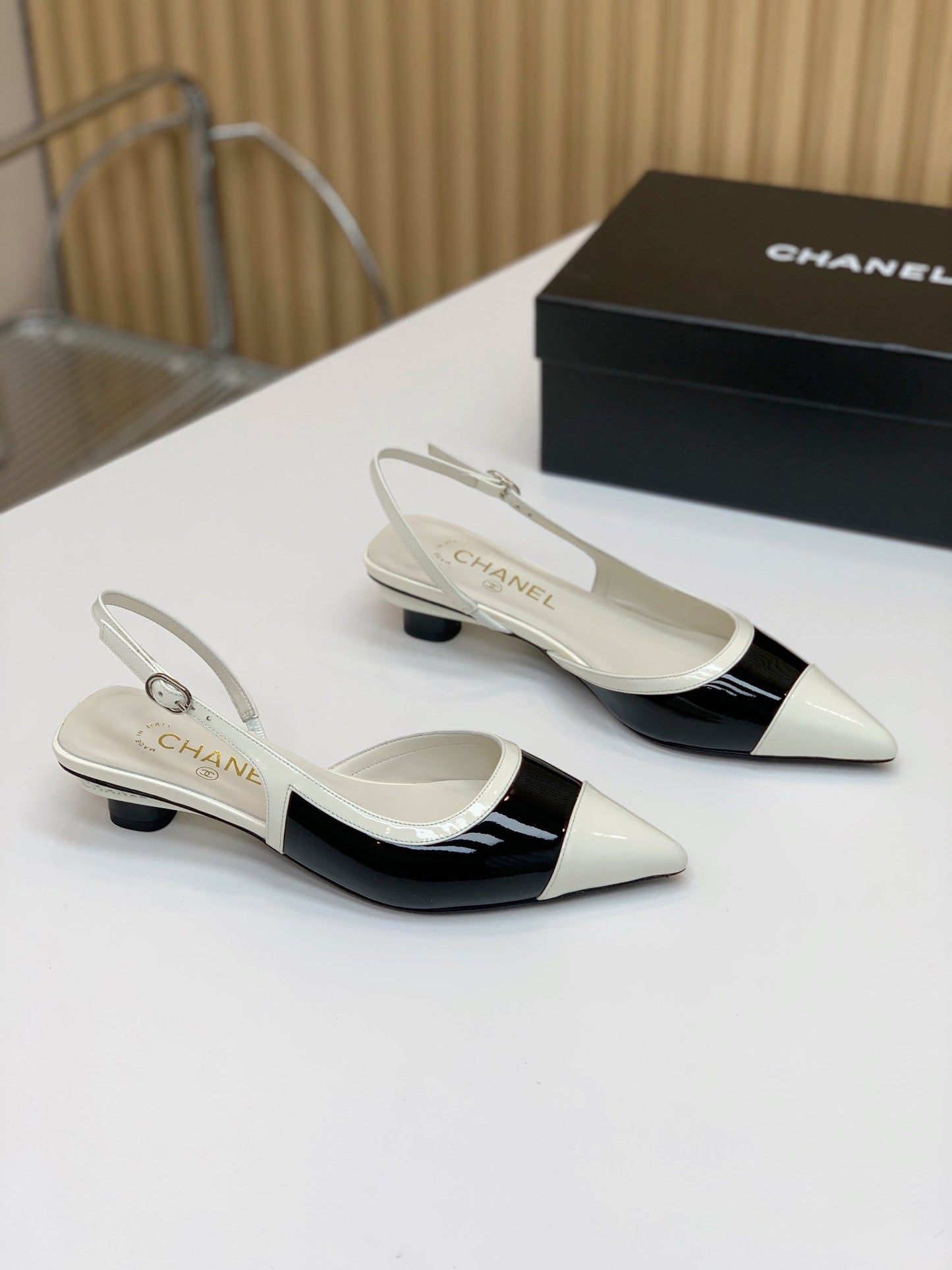CC 26s Slingback 3.5cm White Black Patent Calfskin 792593