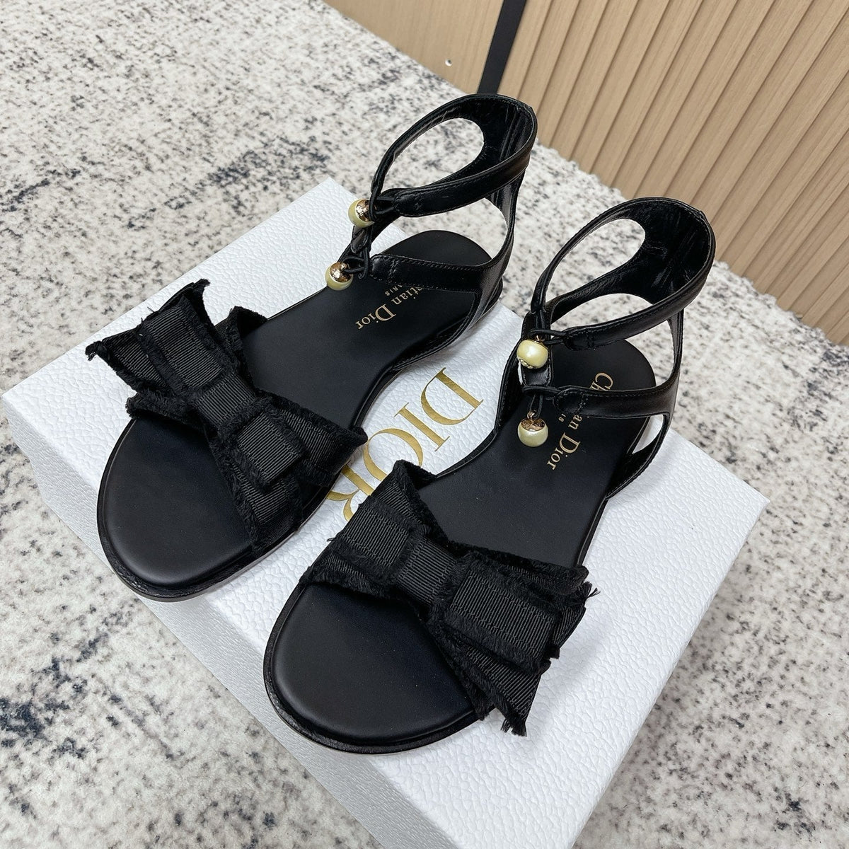CD 26s Sandals Black Sheepskin Canvas 643494