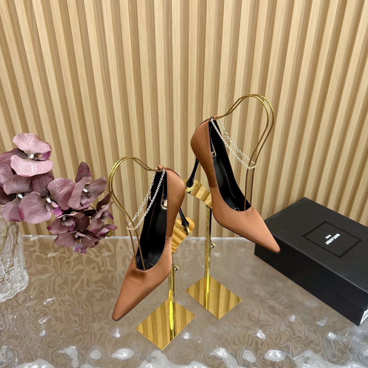 RÉGINE PUMPS IN RUSTIC ORANGE SATIN GOLD CHAIN