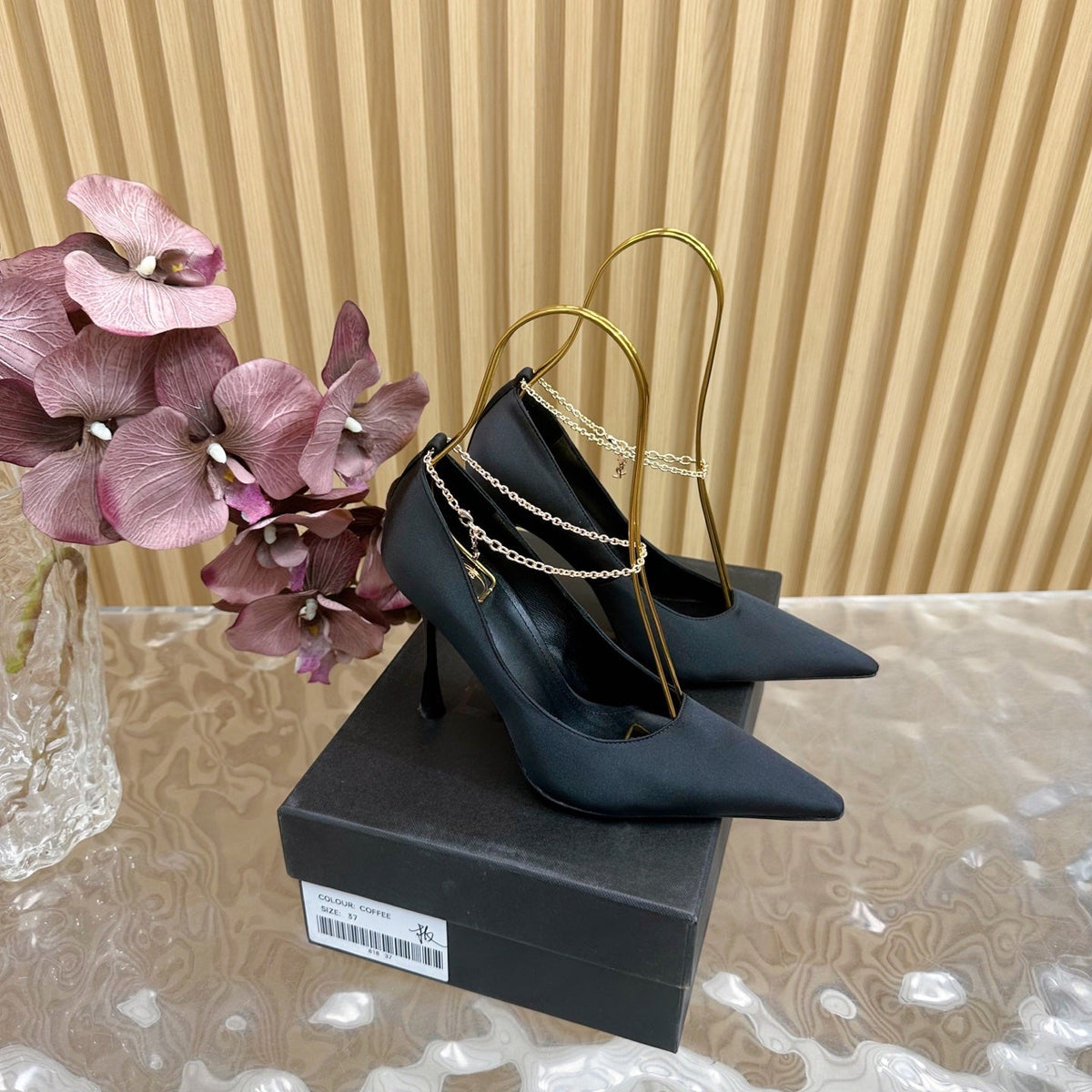 RÉGINE PUMPS IN BLACK SATIN GOLD CHAIN