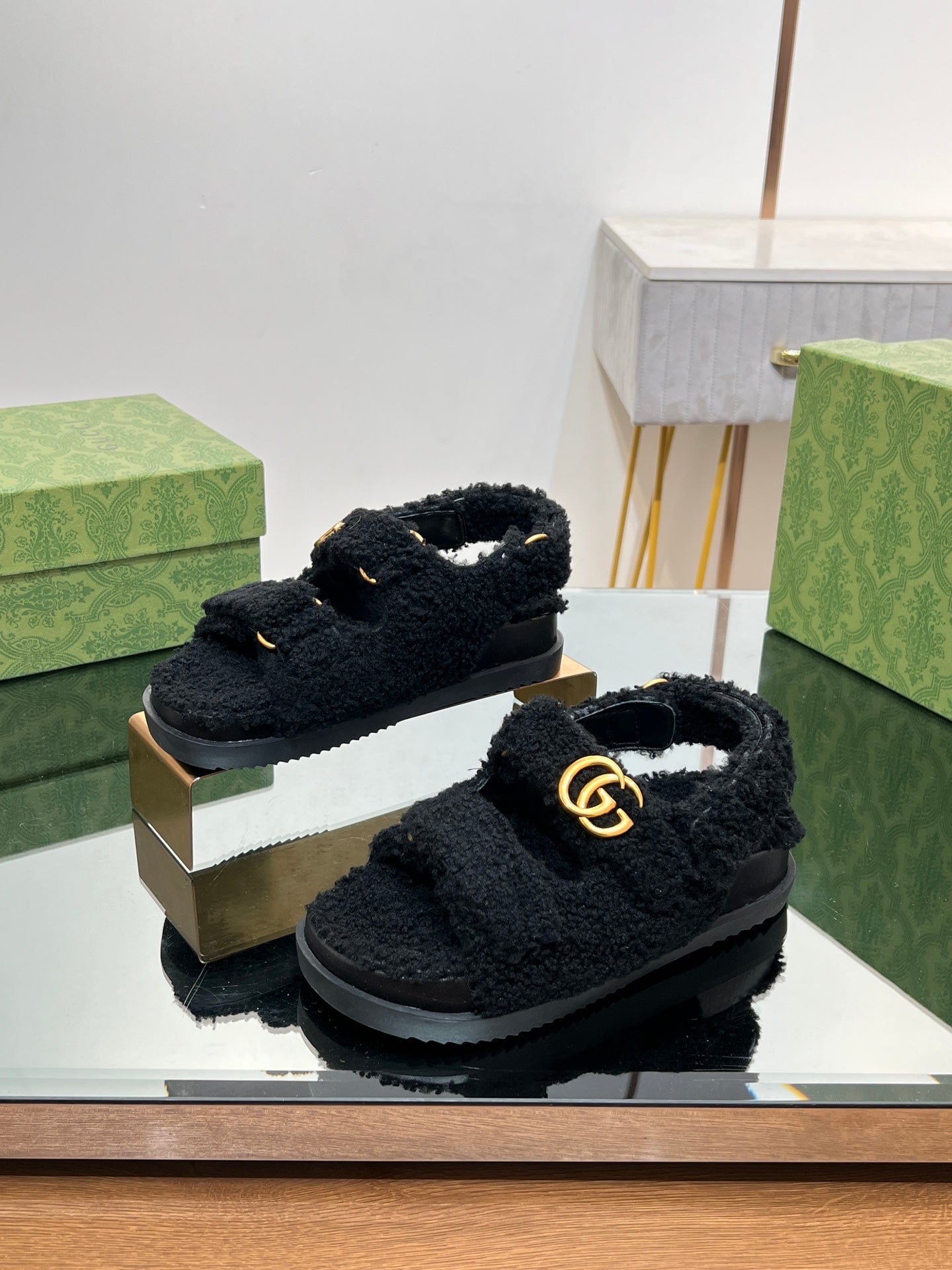 DAD SANDALS IN BLACK FLEECE