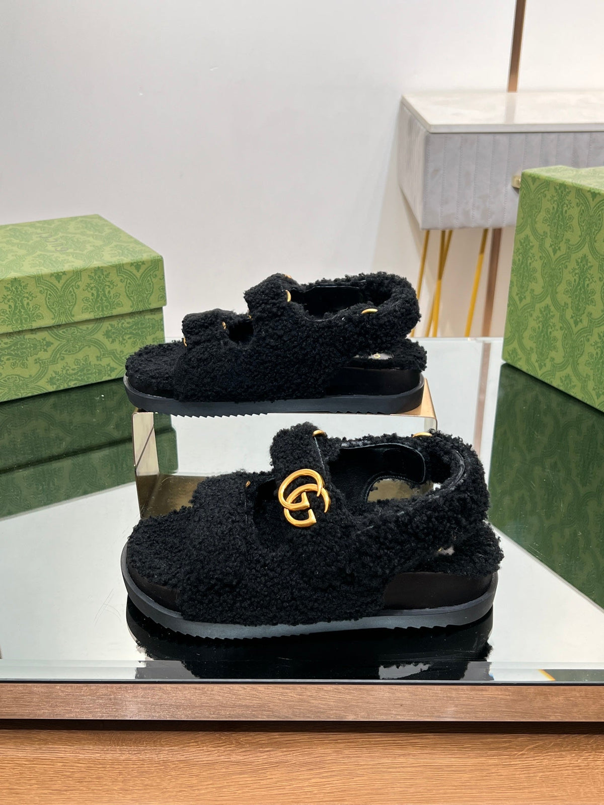 DAD SANDALS IN BLACK FLEECE