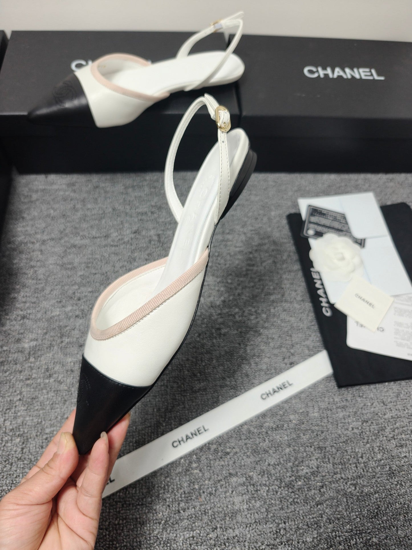 CC 26s Slingback Pointed Black White Leather 681975