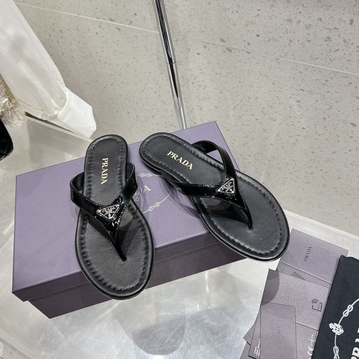 PRA PATENT LEATHER THONG SLIPPER BLACK