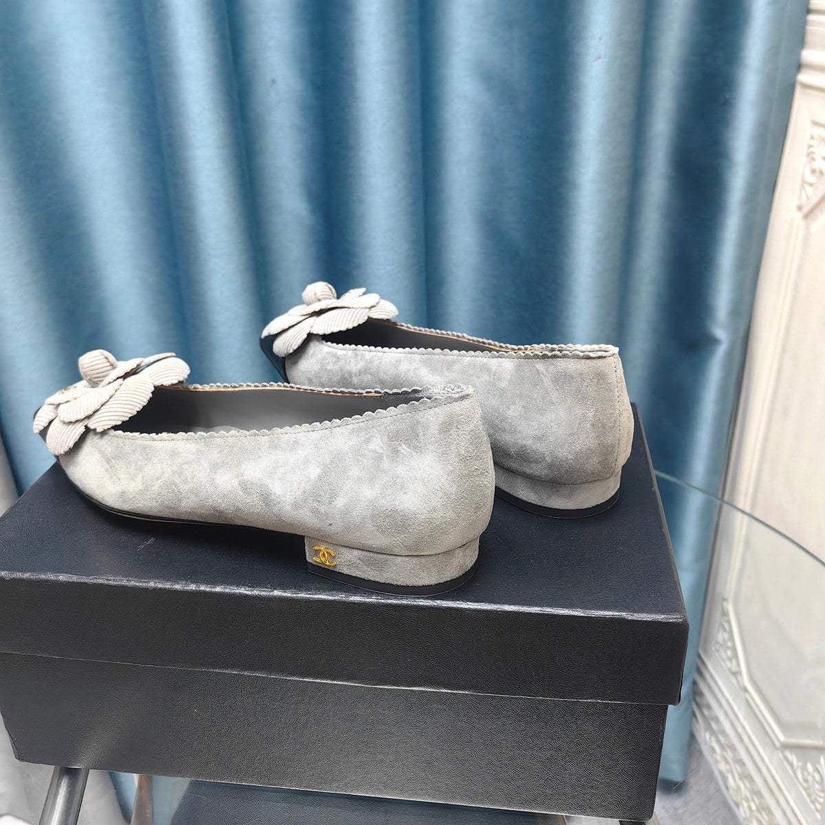 CC BALLET FLAT IN SPANISH GRAY SUEDE AND BLACK CALFSKIN WITH FLOWER
