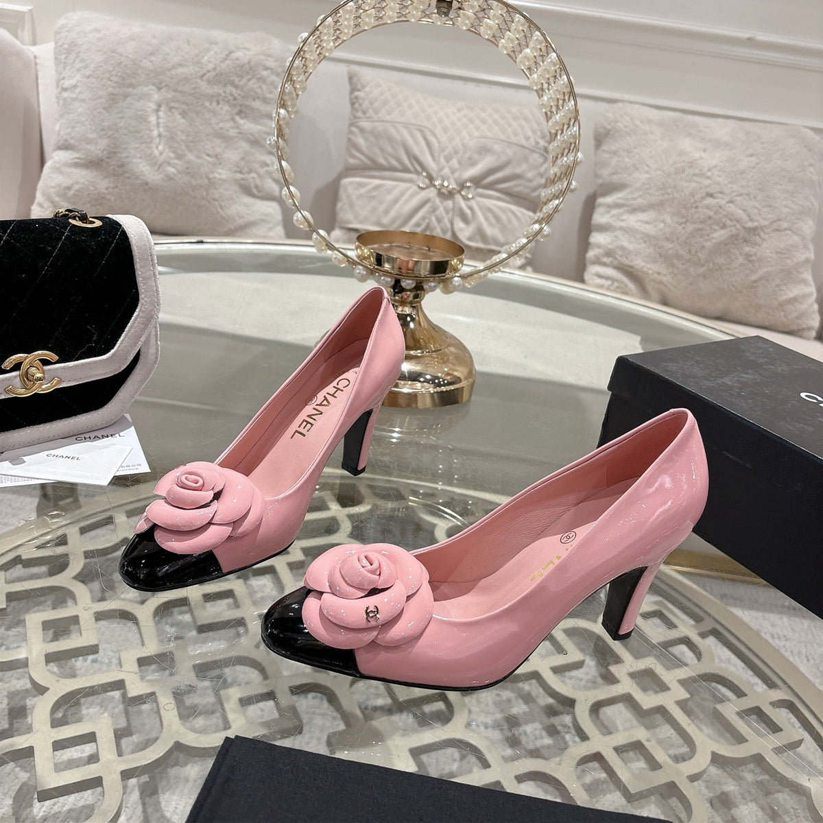 CC 26s Camellia Round Toe Pump 8.5cm Black Pink Patent Leather 736529