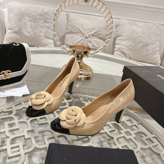 CC 26s Camellia Round Toe Pump 8.5cm Black Beige Patent Leather 736533
