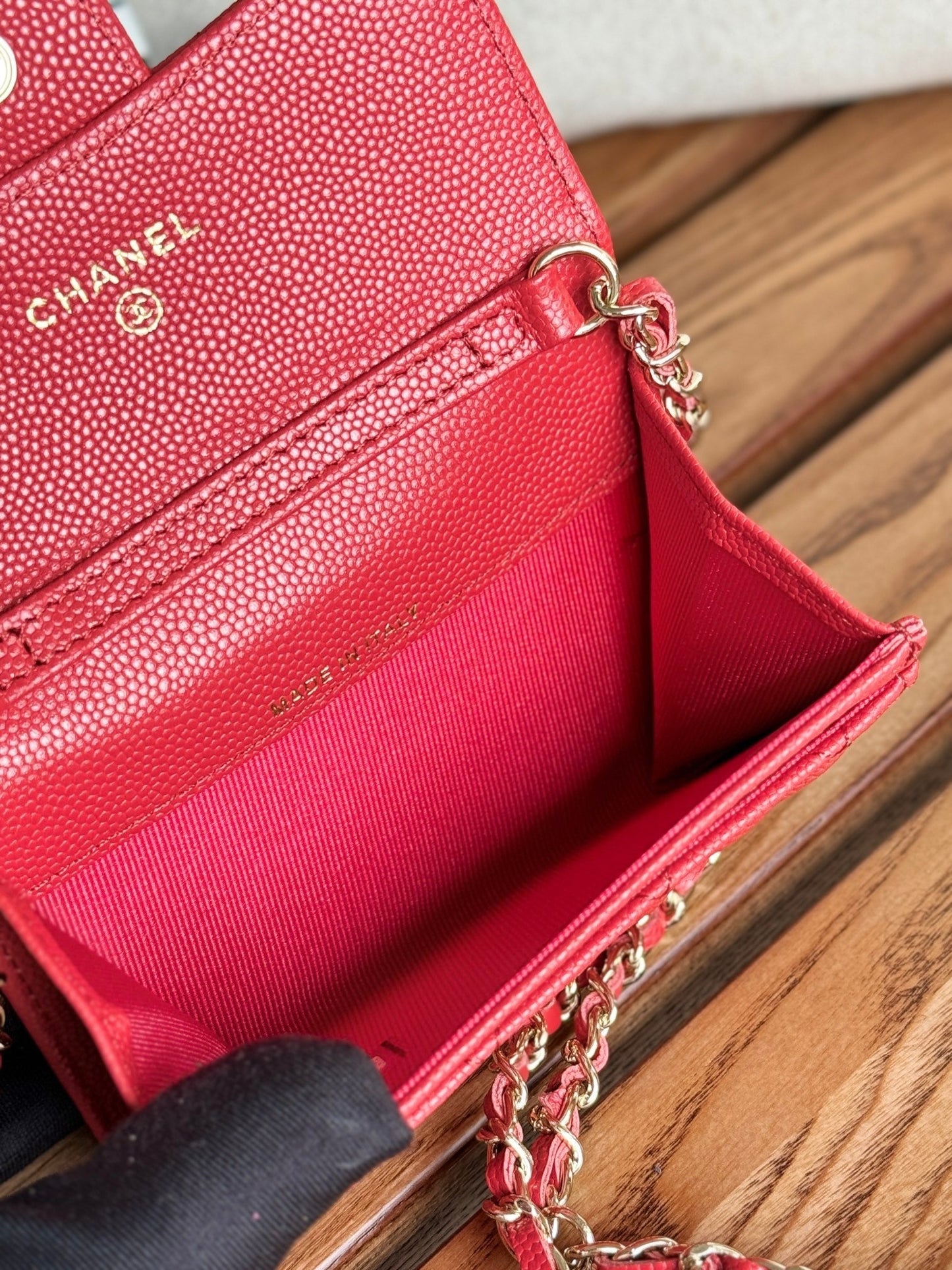 CC 24 Classic Wallet On Chain 11cm Red Caviar Leather 240676