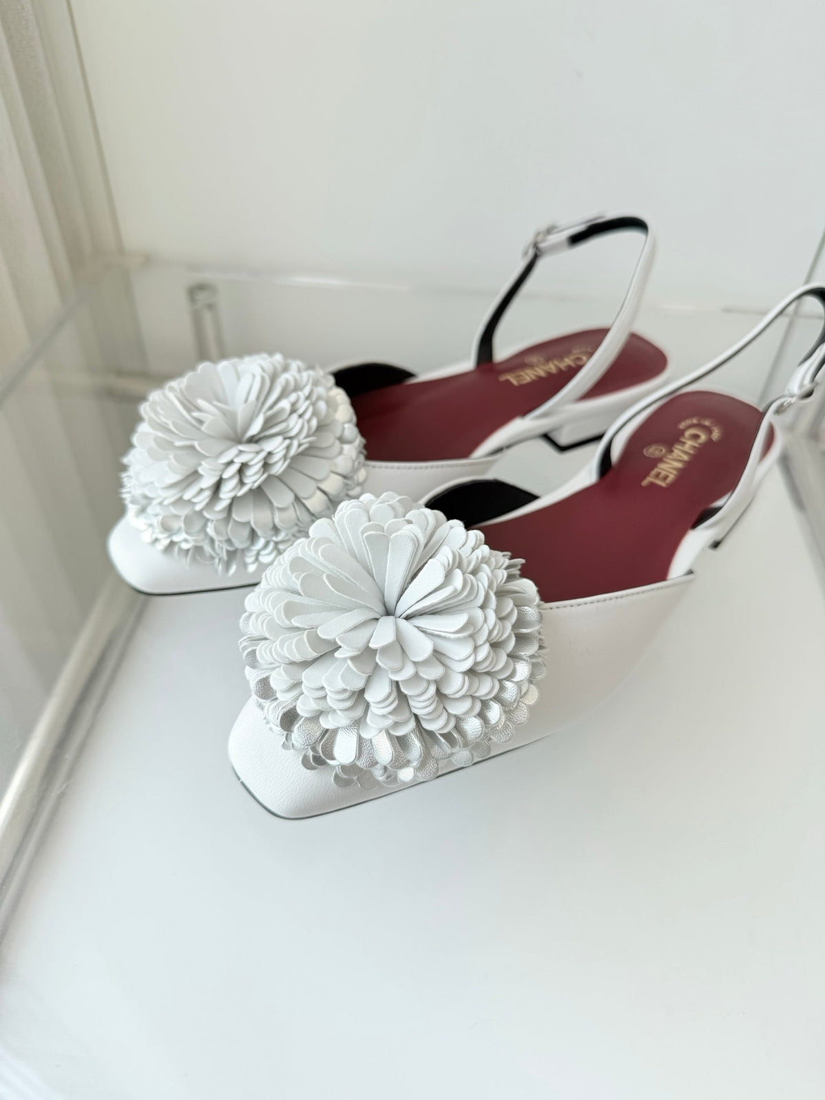 CC 26s Slingback 1.5cm Camellia Flower White Sheepskin 597408