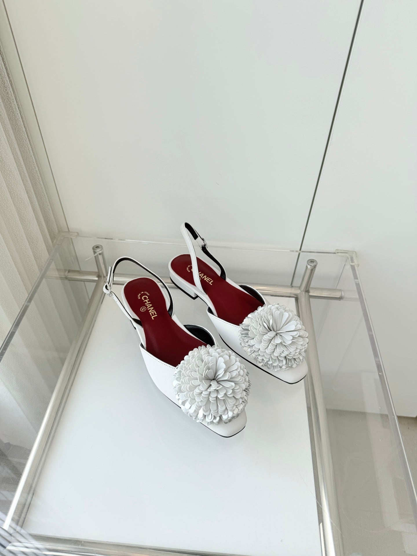 CC 26s Slingback 1.5cm Camellia Flower White Sheepskin 597408