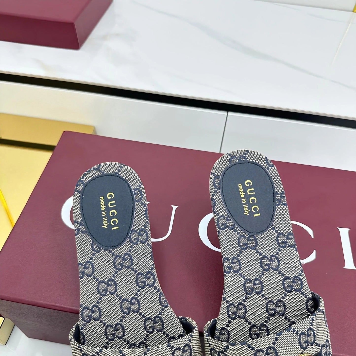 GG SLIDES IN STONE GREY WITH GOLD HARDWARE