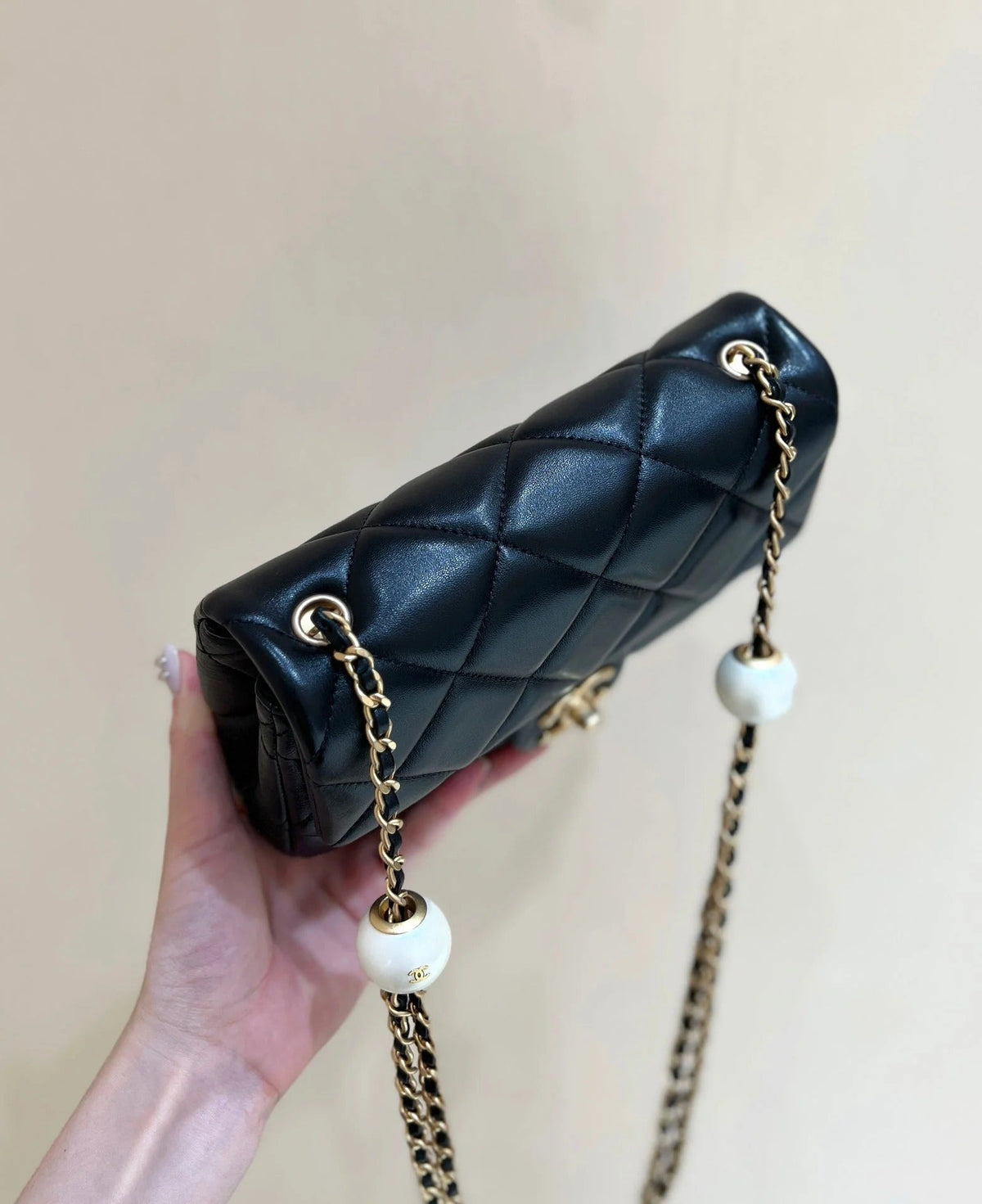 25S CHANEL CROSSBODY HANDBAG 20 IN BLACK LAMBSKIN WITH PEARL CHAIN
